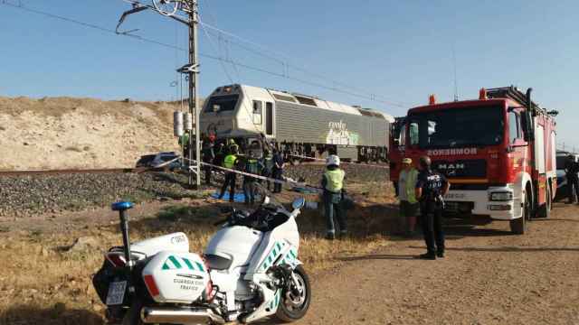Dos muertos al ser arrollados por el tren. Twitter