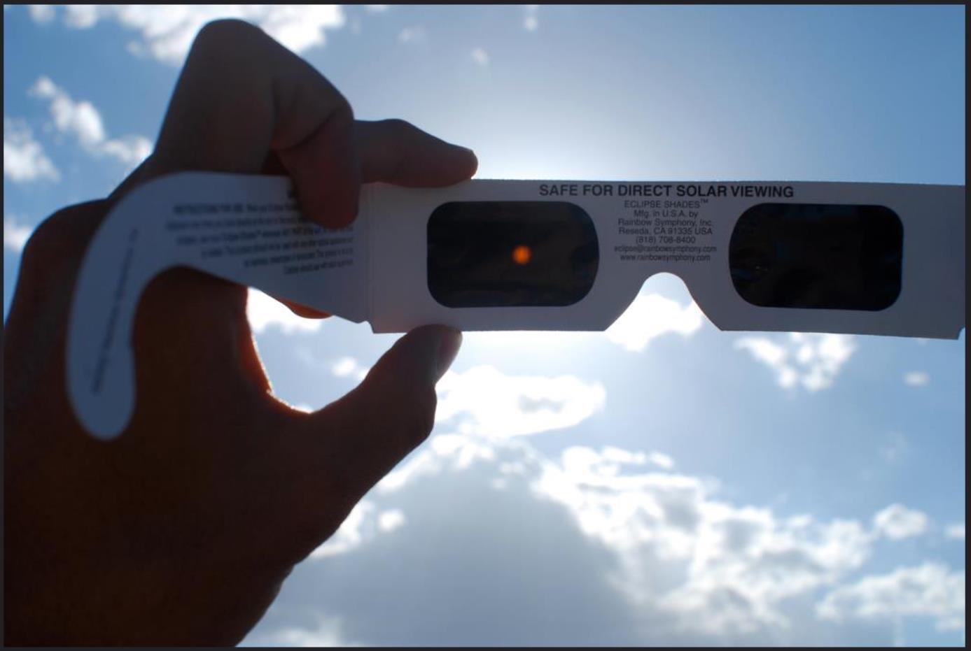 Gafas para ver eclipses compradas por o cómo quemarte los ojos
