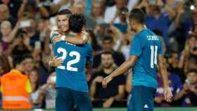 Isco abraza a Cristiano por su gol en el Camp Nou