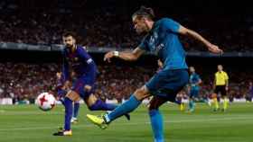 Gareth Bale lanza el esférico ante la mirada de Piqué