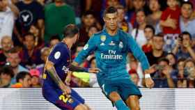 Cristiano Ronaldo conduce el balón en el Camp Nou
