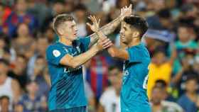 Kroos felicita a Asensio por su gol en el Camp Nou