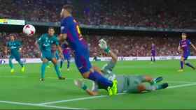 Luis Suárez simula un penalti en el área del Real Madrid