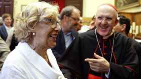 Manuela Carmena, junto al cardenal arzobispo de la capital, Carlos Osoro.