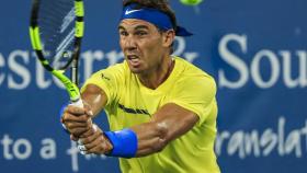 Nadal, golpeando un revés ante Gasquet.