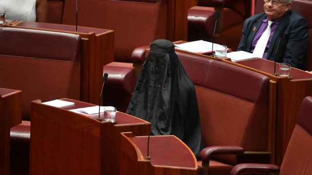 Una senadora ultraconservadora vistió un burka para protestar por su uso