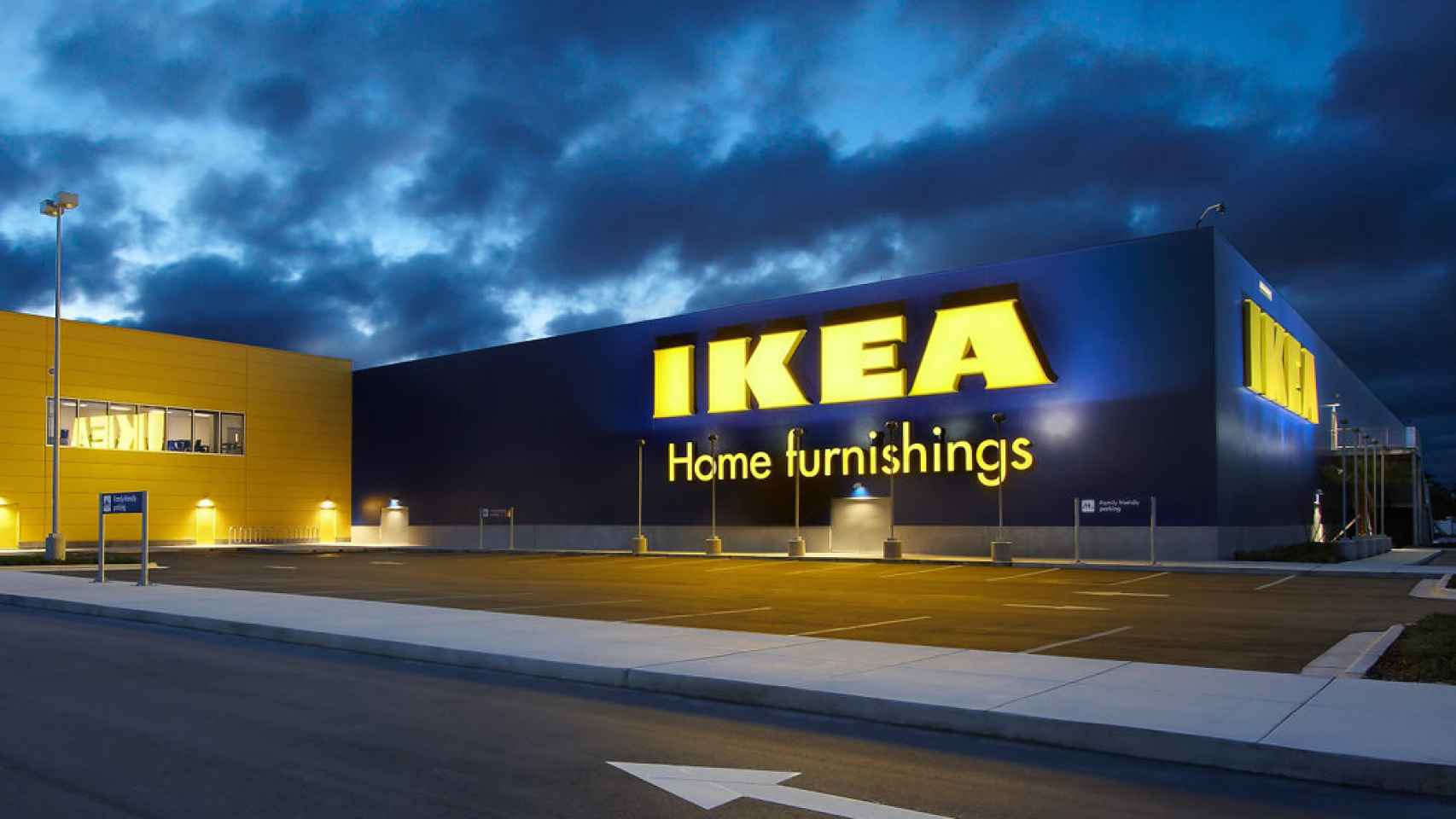 Exterior de uno de los grandes centros de IKEA.