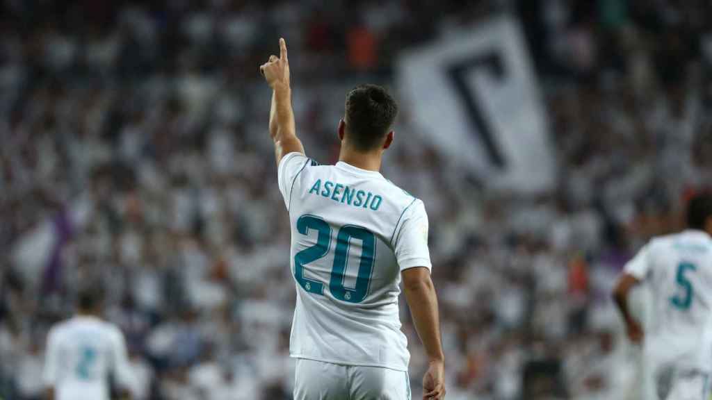 El Santiago Bernabéu se rindió a Marco Asensio, que también marcó en el Camp Nou. / Reuters