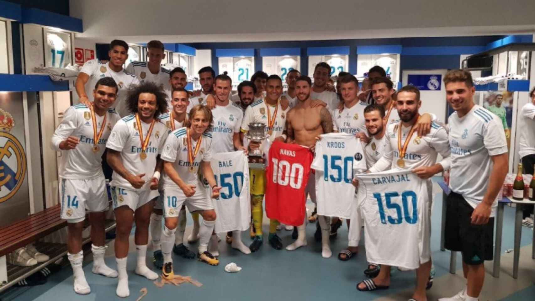 Los jugadores del Real Madrid celebran un título en el vestuario