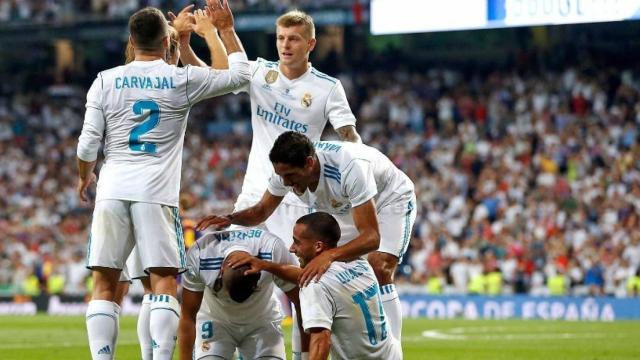 Los jugadores celebran el gol con Benzema