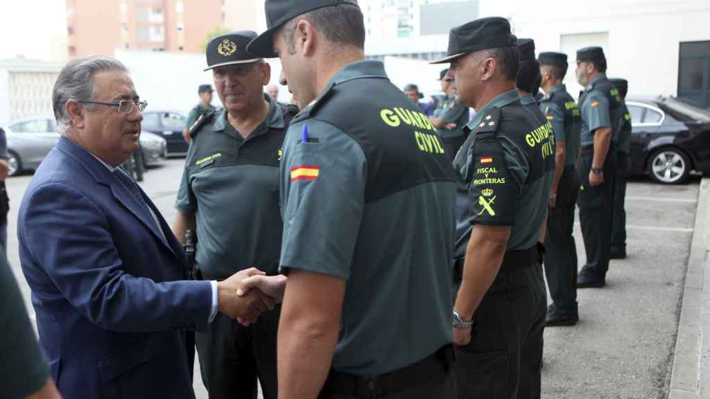 Juan Ignacio Zoido saluda a varios guardias civiles en la comandancia de Algeciras.