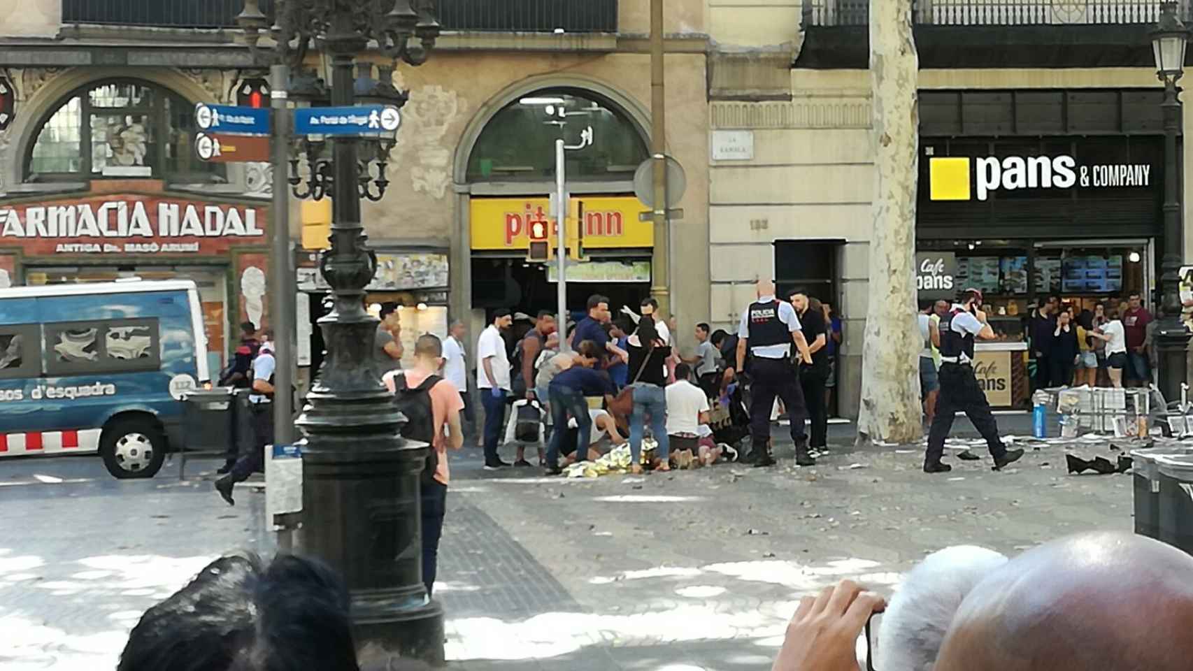Группа пикник теракт 2024. Теракты в Испании на улице Рамбла фото.
