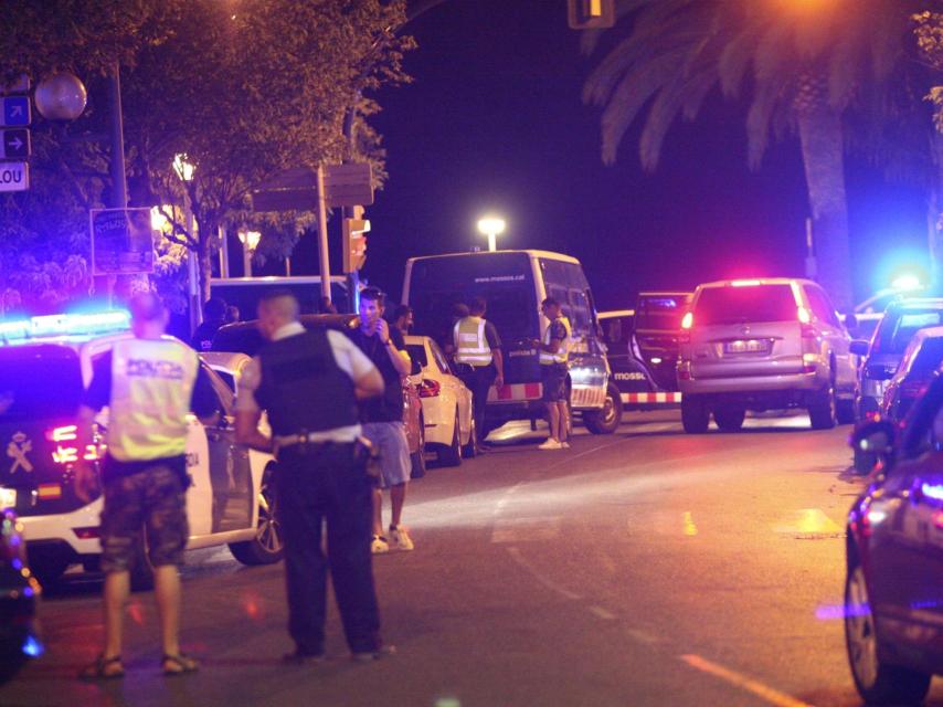 Miembros de las fuerzas seguridad en la zona del atentado en Cambrils.