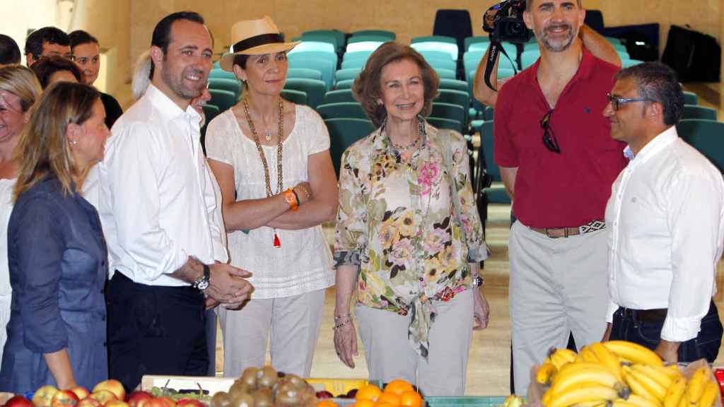 La reina, junto a dos de sus hijos, en una visita por Mallorca en 2013.