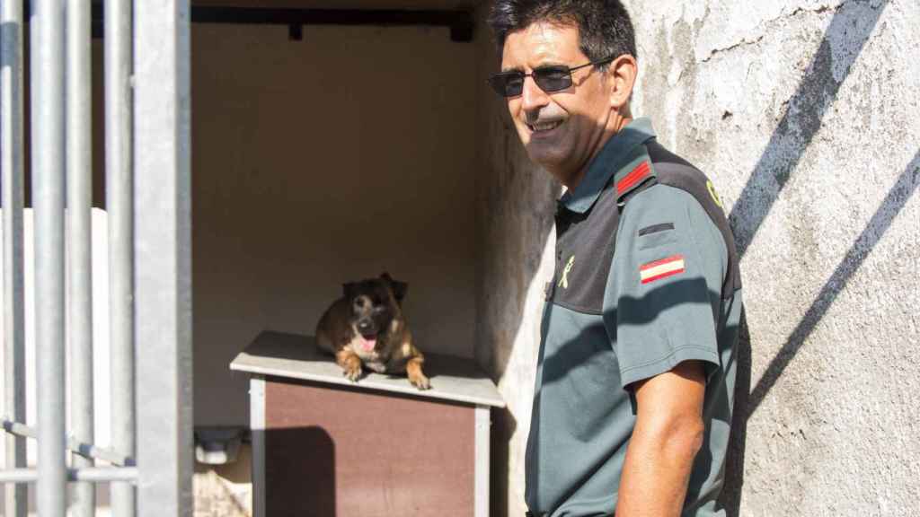 El cabo Miguel Ángel Sánchez Ortega con la perra Sara, bajo su cargo en la unidad de drogas