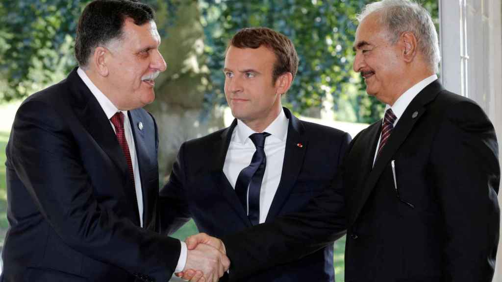 Emmanuel Macron con el primer ministro libio Fayez al-Sarraj y el general Khalifa Haftar