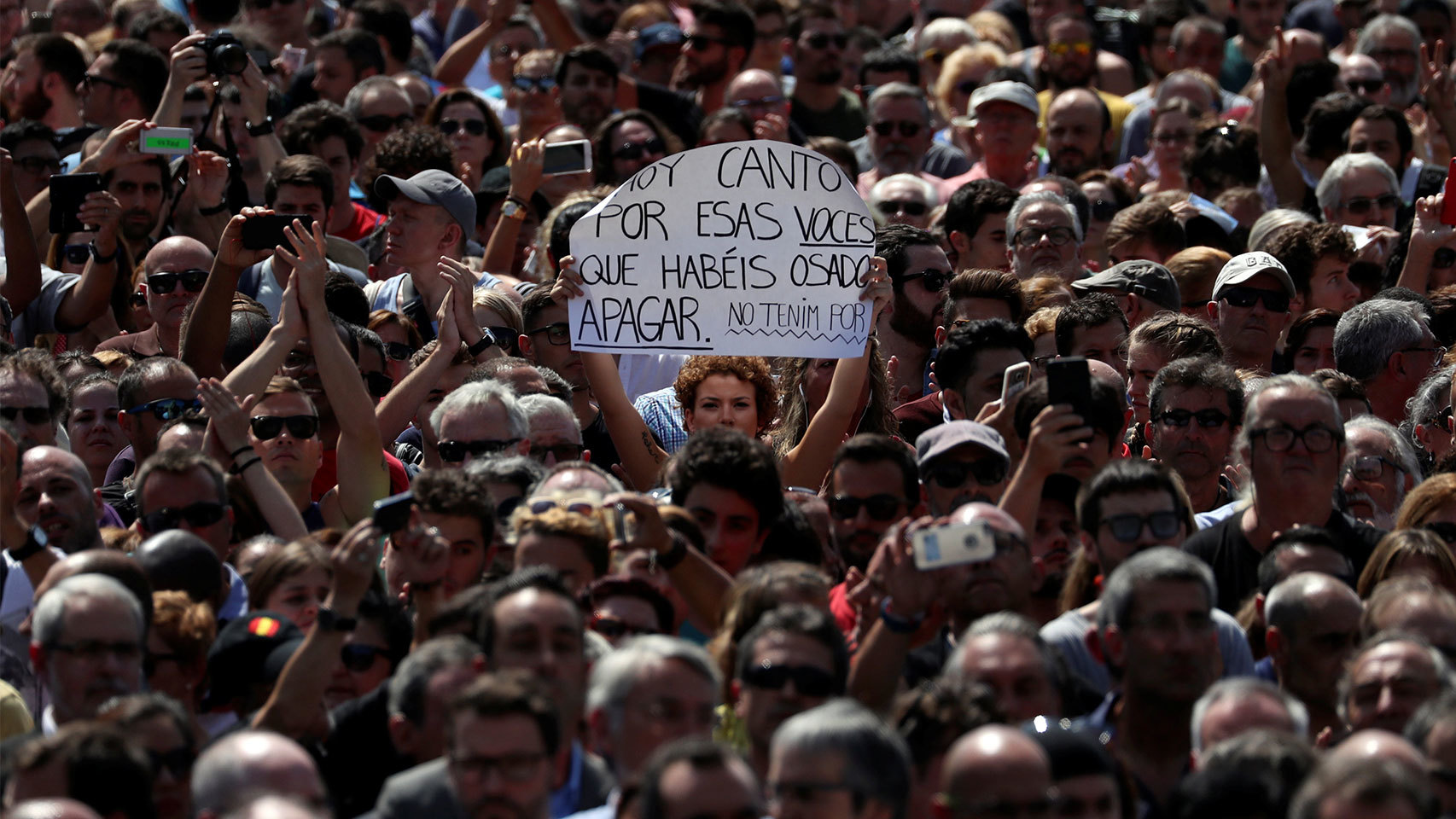 Una manifestante, en la concentración en la Plaza de Cataluña./ Susana Vera (Reuters)