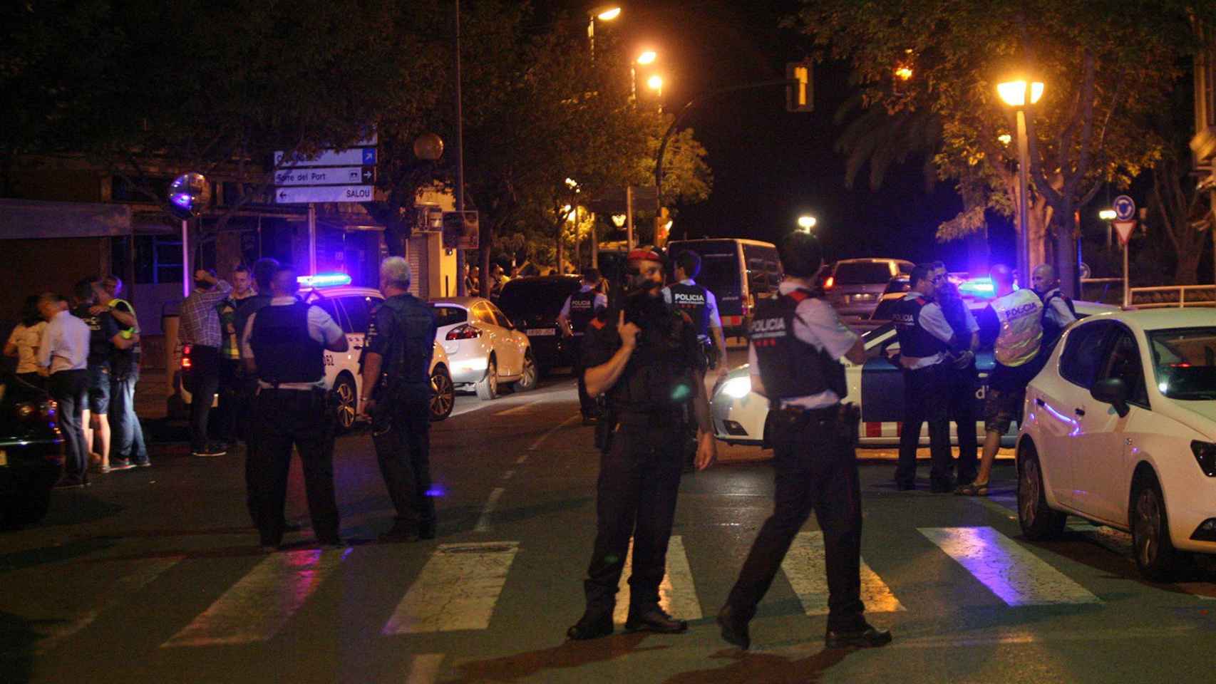 Las fuerzas de seguridad ayer en Cambrils tras abatir a los cinco terroristas