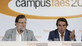Los expresidentes Mariano Rajoy (i) y José María Aznar (d).