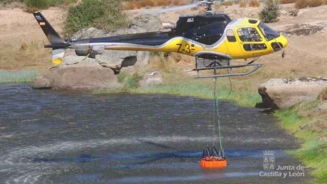 helicoptero incendios carga agua 1