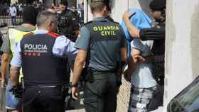 Mossos y guardias civiles, durante la detención de uno de los implicados en los atentados de Barcelona.