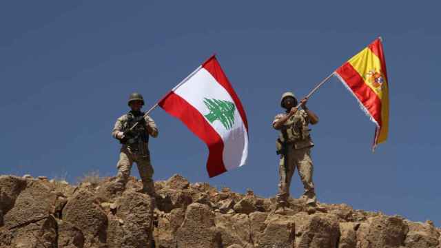 Soldados del Ejército libanés ondean la bandera española.