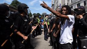 La policía formó un cordón de seguridad para evitar altercados.