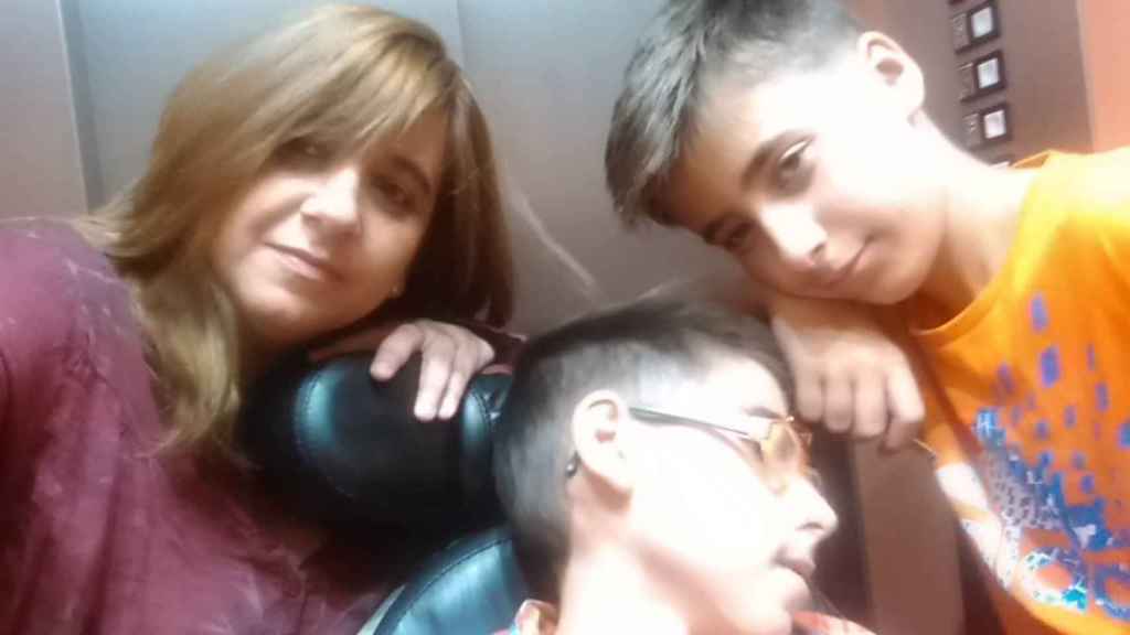 Trini Cañete y sus hijos Cristian y Luis Miguel, mellizos.
