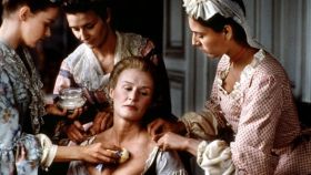 Los aceites han sido siempre parte imprescindible del boudoir femenino. | Foto: Glenn Close en Las amistades peligrosas, (1989).