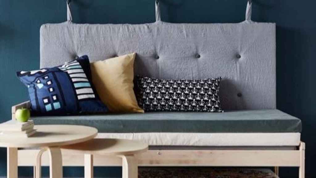 Ikea propone, por ejemplo, conseguir el respaldo del sofá con un cojín alargado que cuelgue, literalmente, de la pared. | Foto: Ikea.
