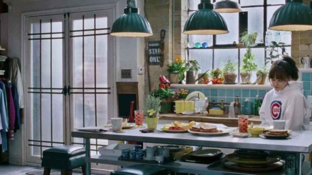En esta escena de la película Todos los días de mi vida (2012) la entrada a la casa es directamente por la cocina que se integra con el salón y que utiliza la mesa del comedor como isla.