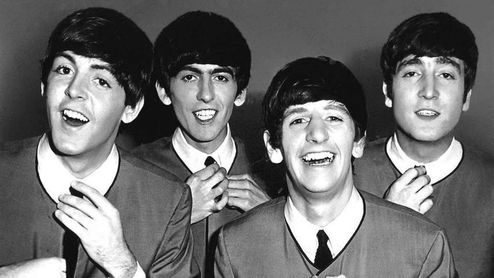 Imagen de los cuatro integrantes de The Beatles con los peinados característicos de sus primeros años.