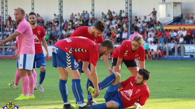 Salva tras caer lesionado. Foto: Pedran Lozano (CP Villarrobledo)