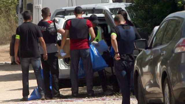 Los Mossos d'Esquadra se llevan bolsas con objetos de la casa ocupada en Alcanar (Tarragona).