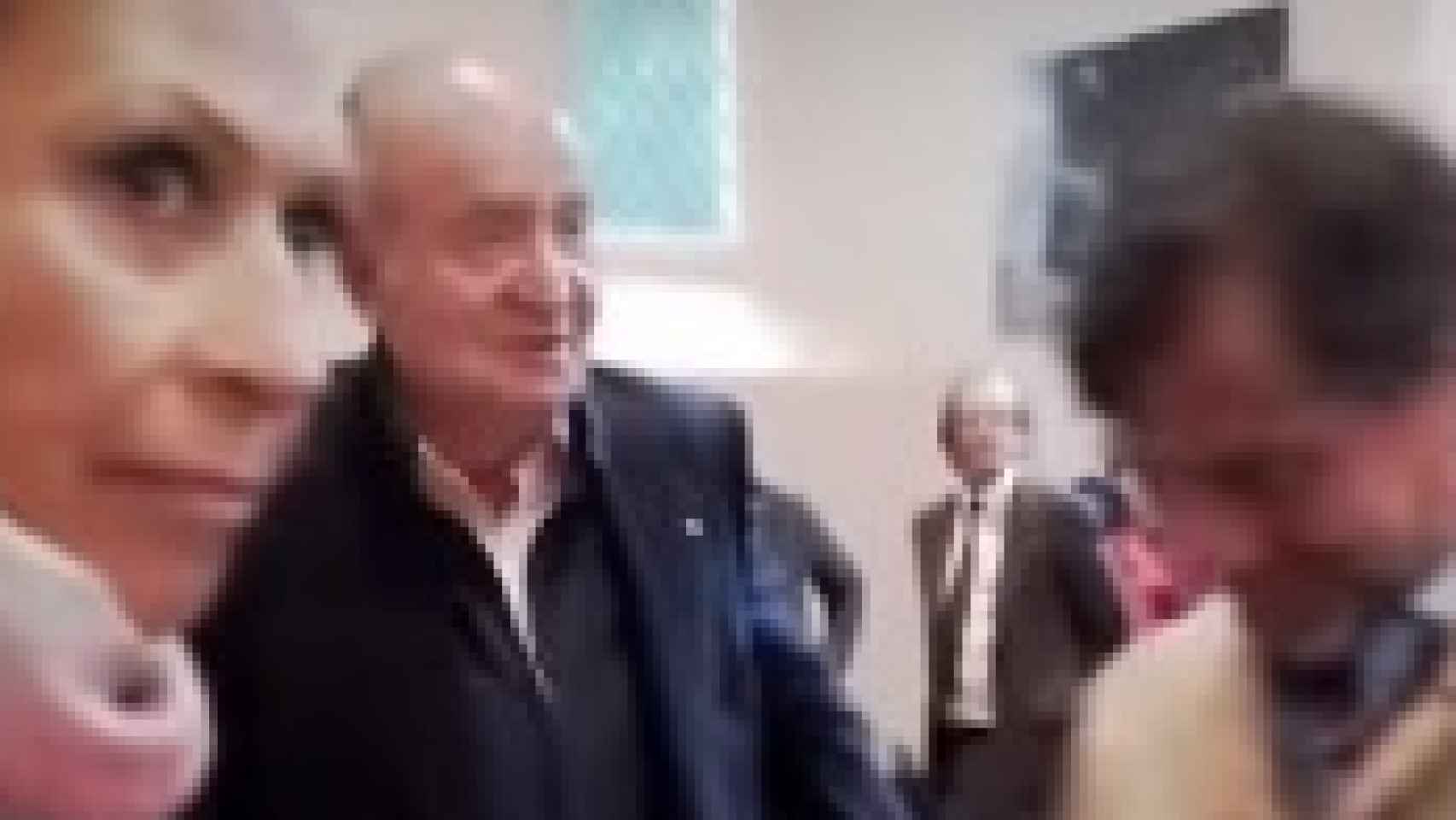 Imagen del único instante que muestra el encuentro público entre el rey Juan Carlos y Marta Gayá
