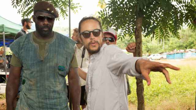 Cary Fukunaga dando órdenes a Idris Elba en la película de Netflix 'Beasts of no nation'