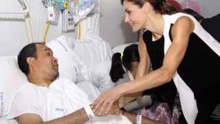 La Reina Letizia saluda a un herido en el Hospital del Mar