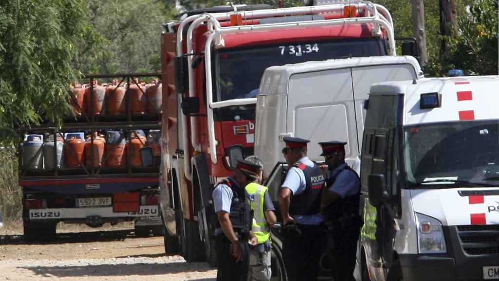 Un camión retira parte de las 120 bombonas de butano halladas en el chalet de Alcanar