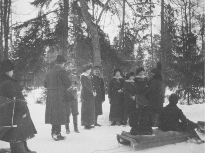 Nicolás II, Alejandra, sus cuatro hijas y el zarévich Alexei –sentado en el trineo- durante sus días felices en Tsárskoie Seló.