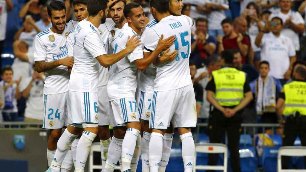 Los jugadores del Real Madrid celebran un gol.