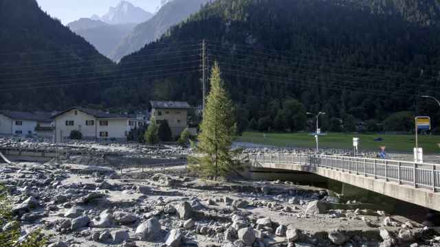 Vista del desprendimiento de tierras en la localidad de Bondo, en Graubuenden, sur de Suiza.