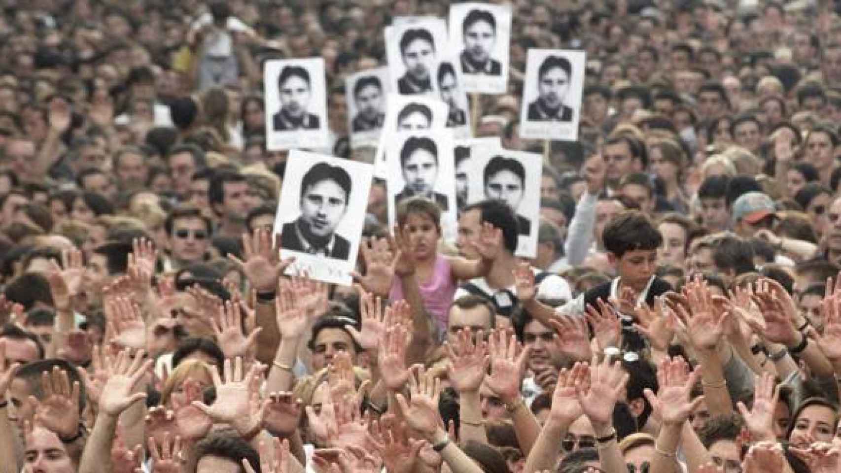 Manifestación pidiendo la liberación de Miguel Ángel Blanco.