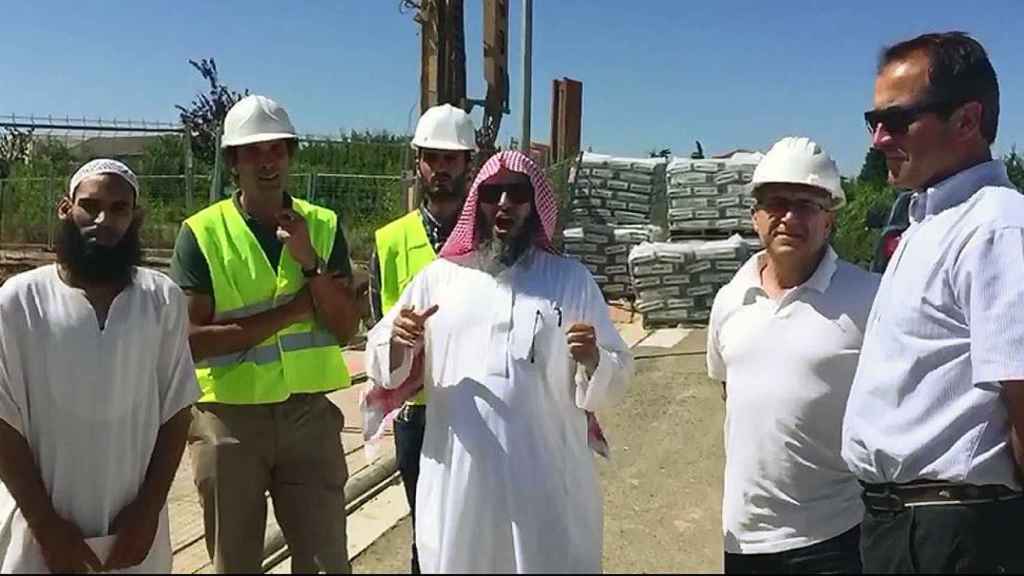 Soliman Alhodayb, en su visita a la mezquita de Corella en construcción.