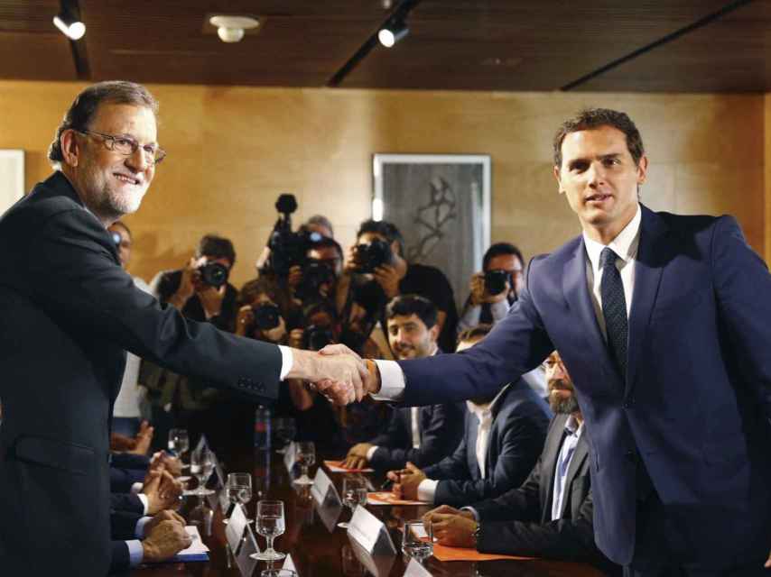 El presidente del Gobierno, Mariano Rajoy, con el líder de Cs el día de la firma del pacto.