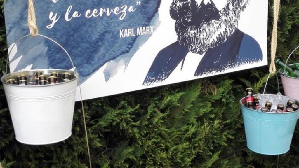 Cartel de Carl Marx en la boda de Alberto Garzón.