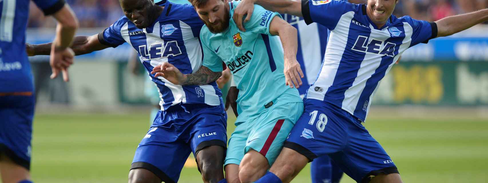Messi disputa un baló en el Alavés - Barcelona.