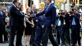 El Rey Felipe VII, el último en llegar, saluda al  presidente del Gobierno, Mariano Rajoy.
