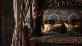 Cersei en su propia habitación de Desembarco del Rey en una de las escenas de la séptima temporada, repleta de tejidos brocados. | Foto: Juego de Tronos, (2011).