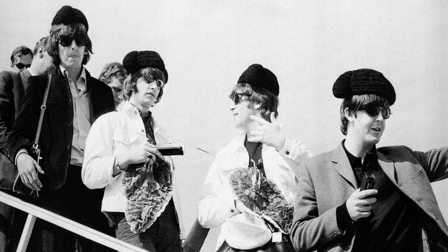 The Beatles ataviados con monteras a su llegada a España en 1965, para los dos únicos conciertos que dieron en nuestro país.