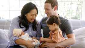 Mark Zuckerberg y Priscilla Chan en una imagen con sus dos hijas.
